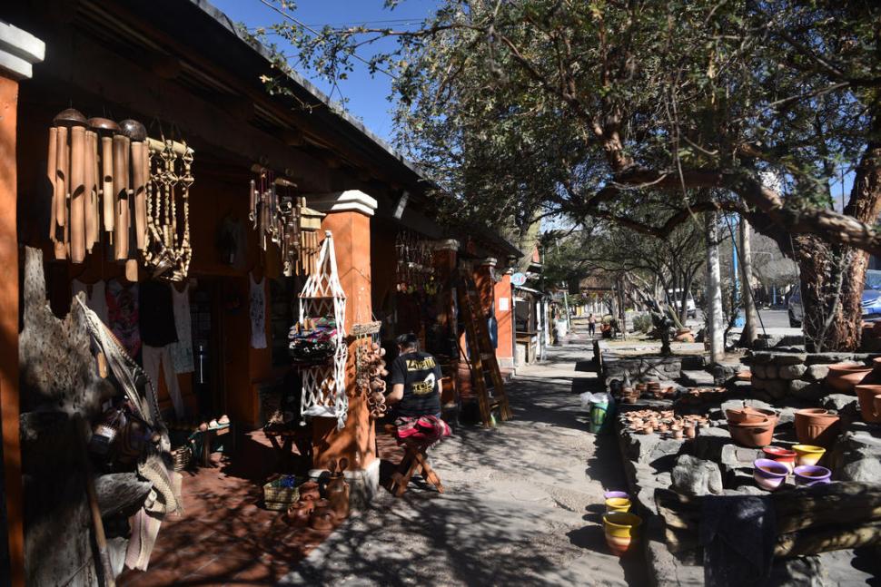 CALLES DESIERTAS. Los comercios de productos regionales casi no recibieron visitantes el feriado del 9 de julio. 