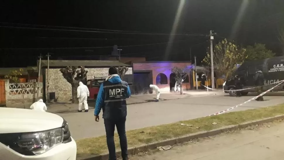 ANALIZANDO LA ESCENA. Los peritos recolectan pruebas donde cayó muerto Emilio Gerez, de 38 años. 