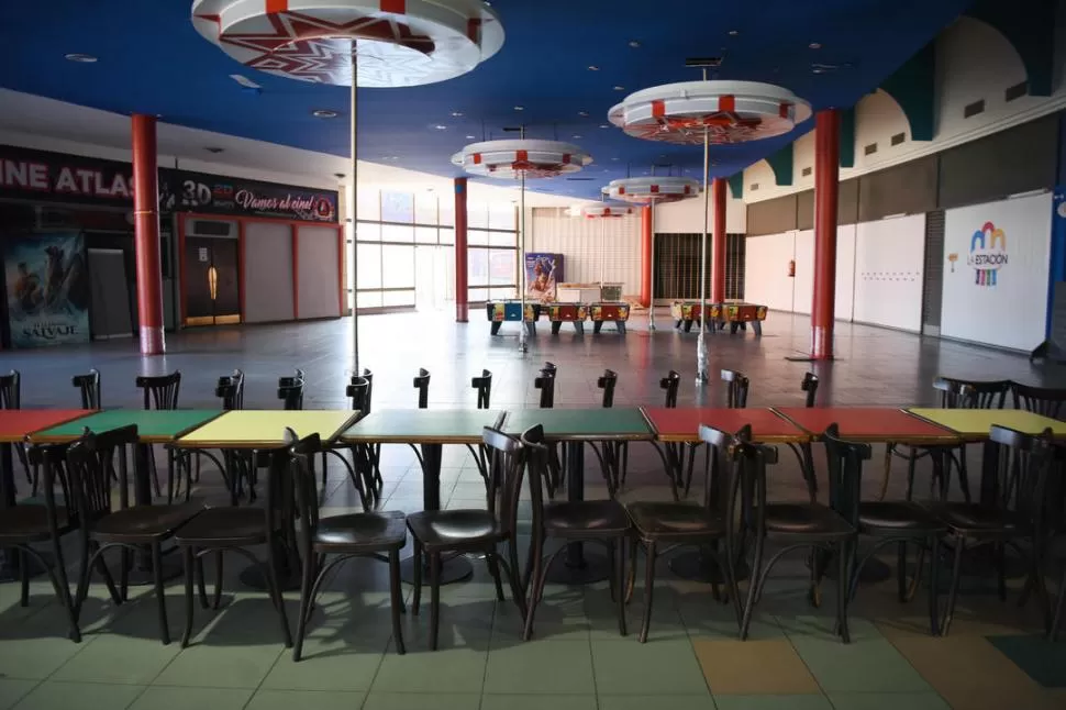 TÉTRICO. Así está el patio de comidas y juegos; la gran mesa larga hace pensar en una fiesta que nunca fue.