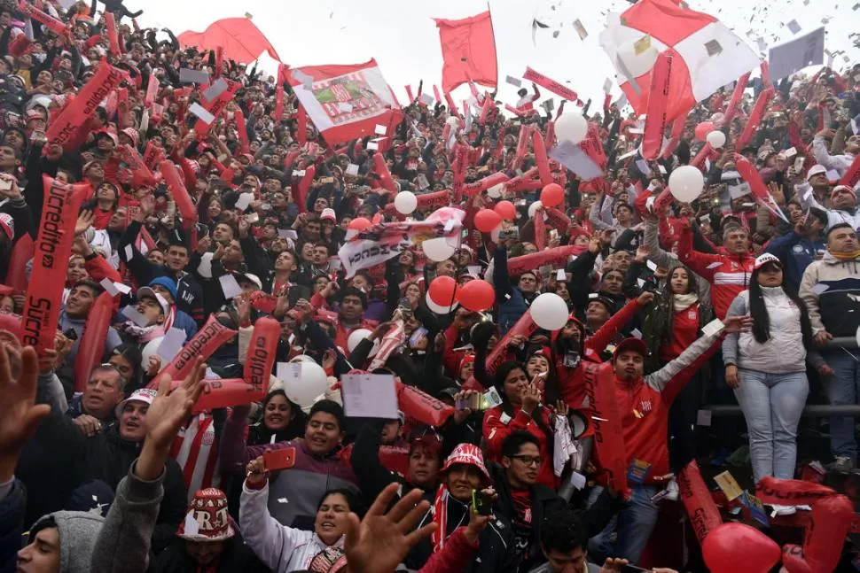 AGUANTE ES LO QUE SOBRA. Los hinchas de San Martín tienen mucho sentido de pertenencia y, cuando las papas queman, salen a bancar con todo a su equipo.              