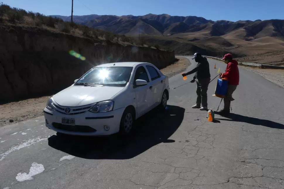 CONTROLES. El acceso a los Valles fue aun más limitado para los no residentes luego de las noticias del jueves.  LA GACETA / FOTOS DE Osvaldo Ripoll