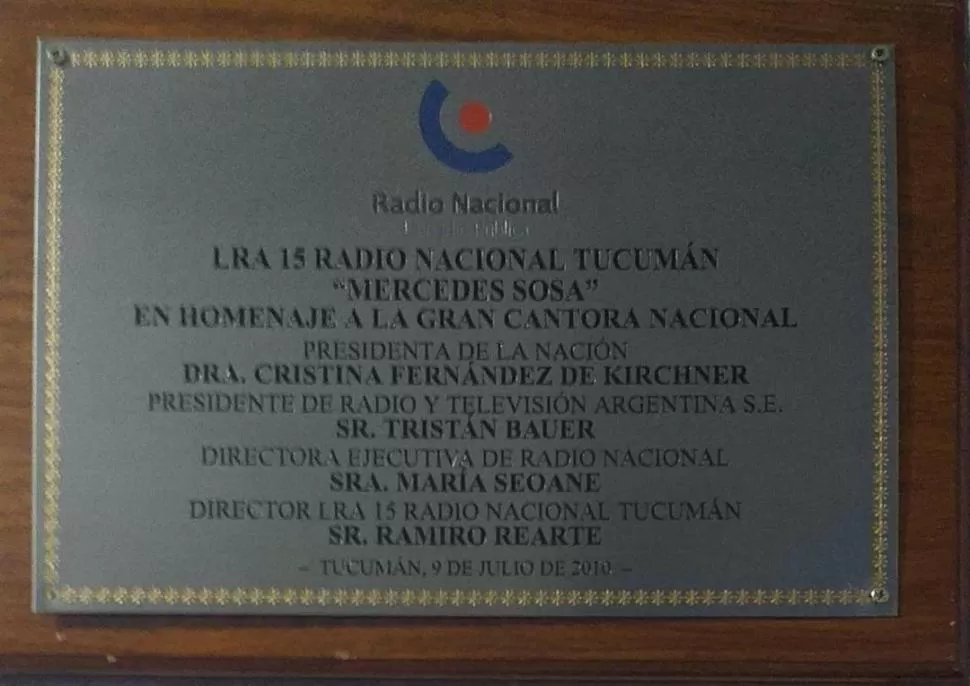 FIJADA. La placa de 2010, de nuevo colocada en el ingreso a la radio. 