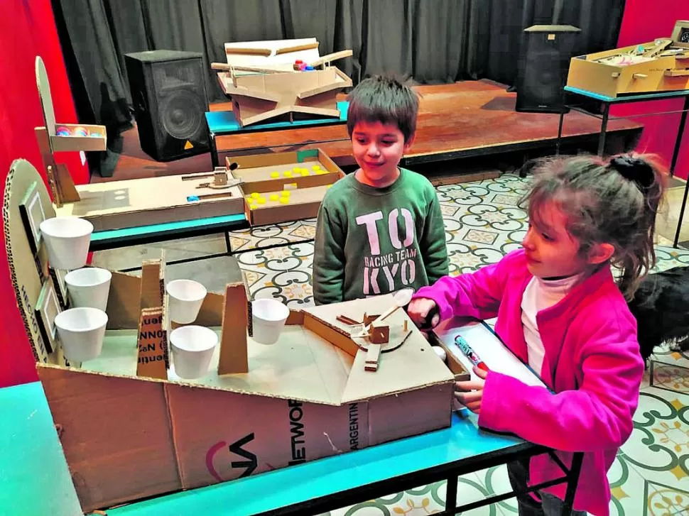 METEGOL COMPLETO. Fernando Ríos Kissner recicló cartón en distintos juegos. 