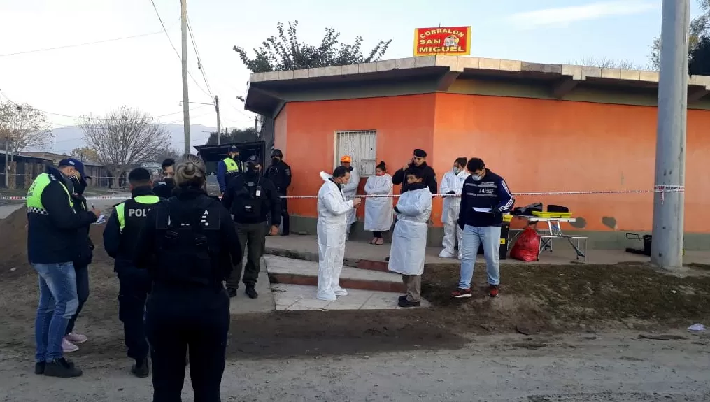 PRIMERAS PESQUISAS. La policía trabajó en el lugar donde se produjo el asesinato.