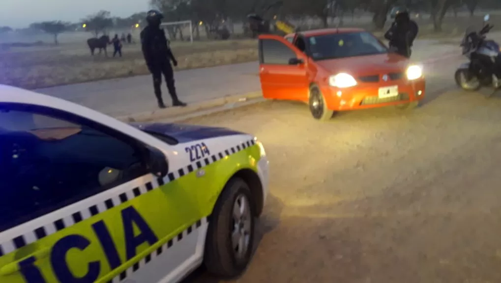OPERATIVO. La Policía procedió al secuestro de los vehículos en los cuales habían asistido los participantes y los espectadores del torneo de fútbol en Campo Norte.