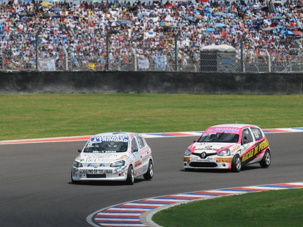 ELLOS Y LA GENTE. El Gol Trend y el Clio toman una curva, ante una multitud. 