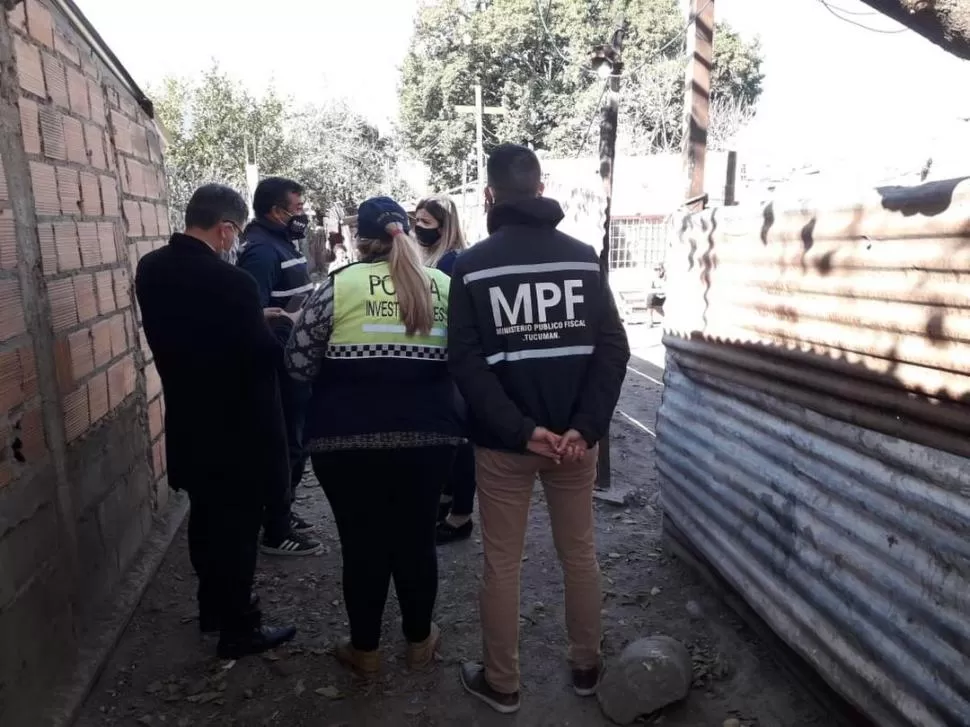 EN LA ESCENA. Personal de la fiscalía de Homicidios que conduce Adriana Giannoni en el lugar del hecho.  