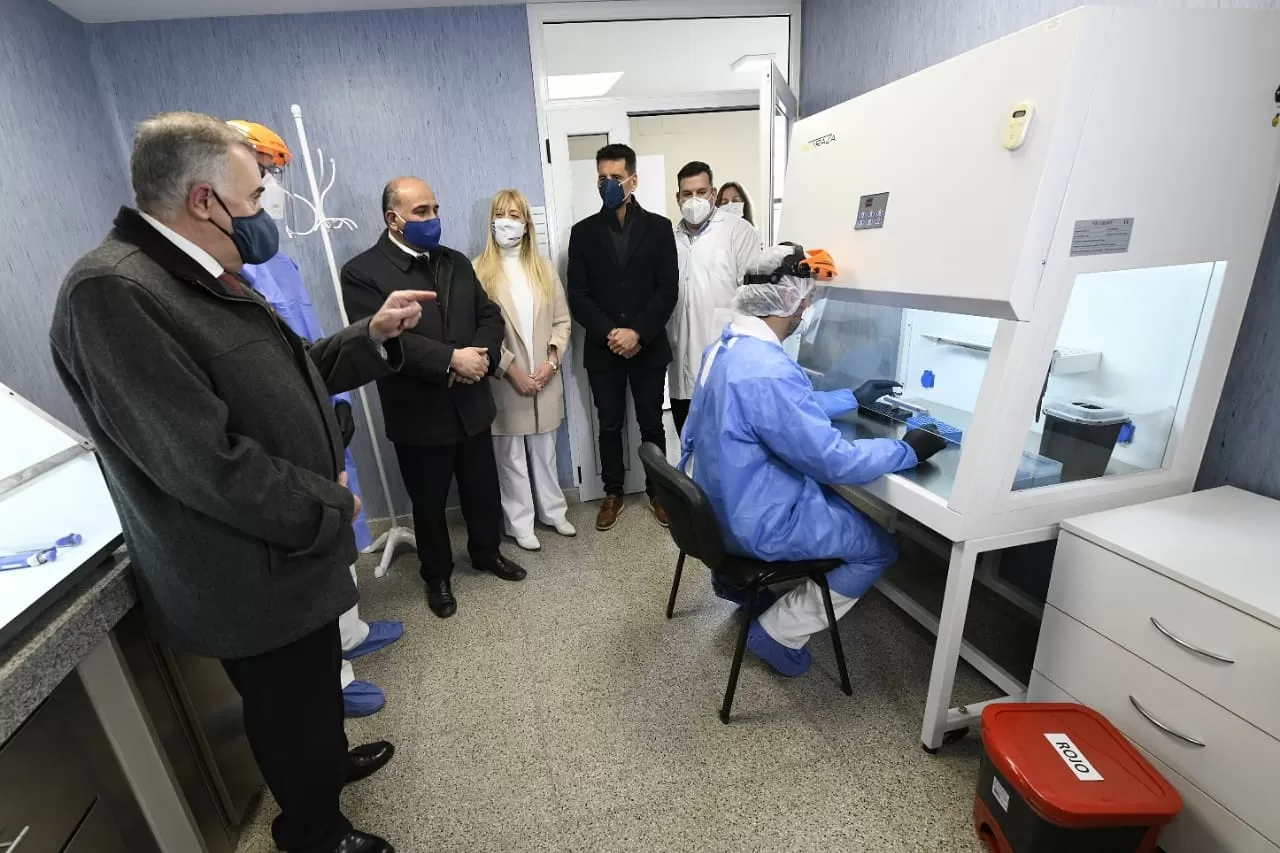 EQUIPO DE GOBIERNO. Jaldo, junto a Manzur y Chahla en la visita de hoy al Hospital del Carmen. Foto: Prensa HLT