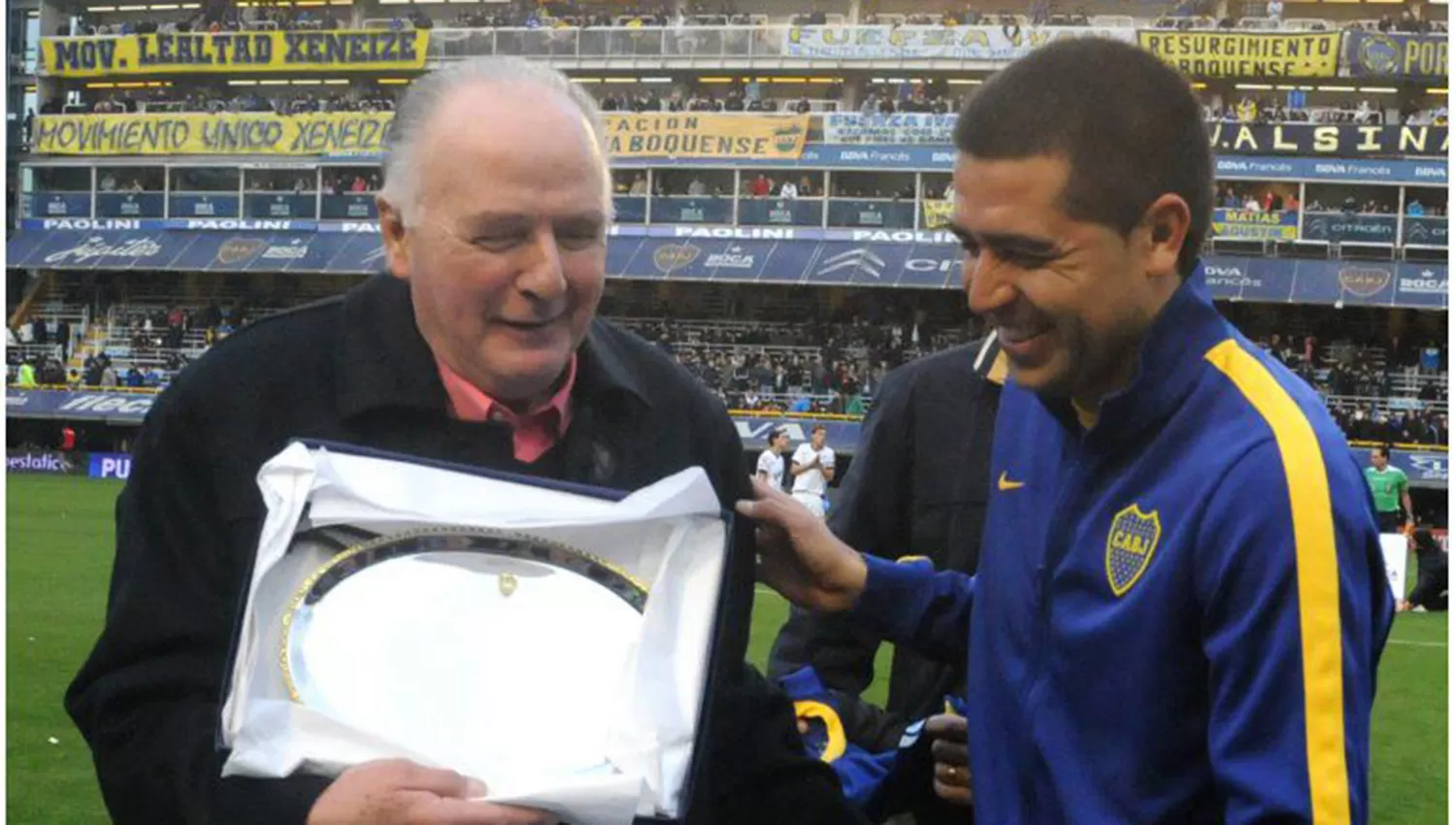 Marzolini y Riquelme, en una foto de 2015, cuando Boca los homenaejó. (FOTO TOMADA DE PRENSA BOCA JUNIORS)