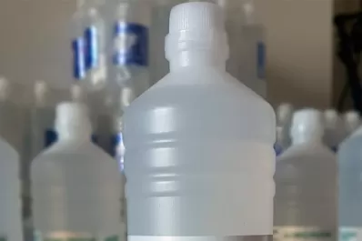 Prohíben la comercialización de un alcohol etílico y un limpiador desinfectante