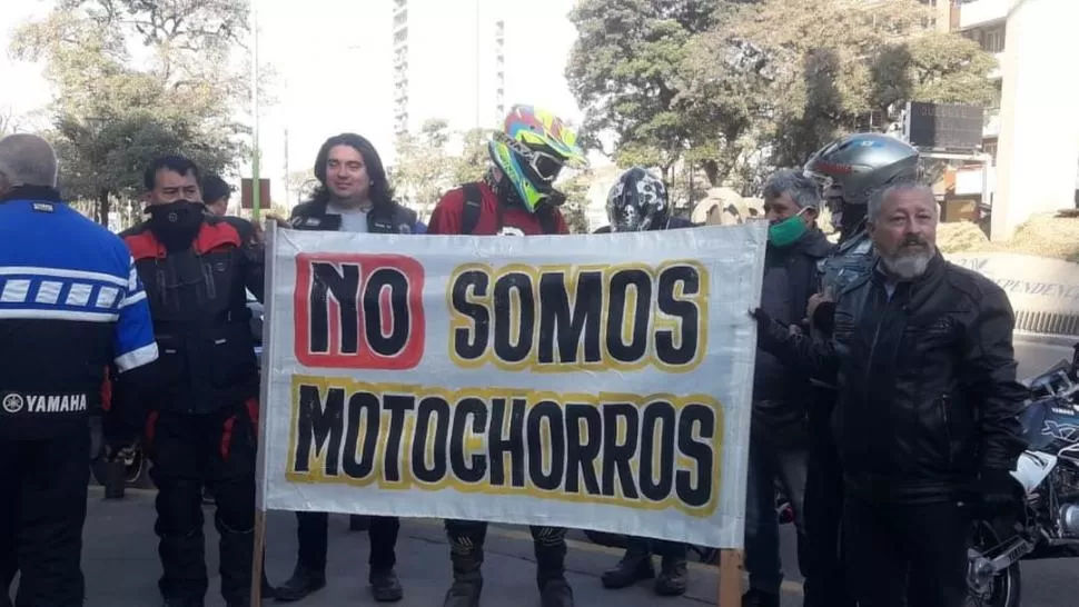 LEMA. Manifestantes exhibieron sus carteles en varios puntos de la ciudad.