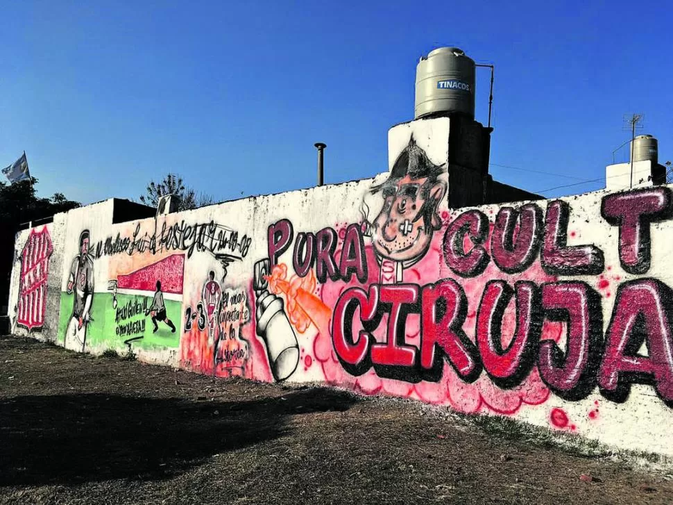 IMPACTANTE. En la esquina de Mendoza y pasaje Grecia, un enorme mural le da vida a un reducto que, según asegura el autor de la obra, es totalmente “ciruja”. la gaceta / foto de inés quinteros orio