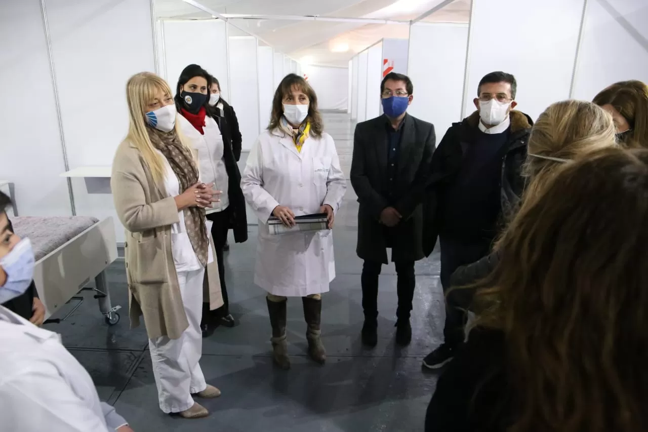 EN TAFÍ VIEJO. Chahla, con pañuelo al cuello y barbijo, dialoga con el personal del hospital modular. Foto: Ministerio de Salud.