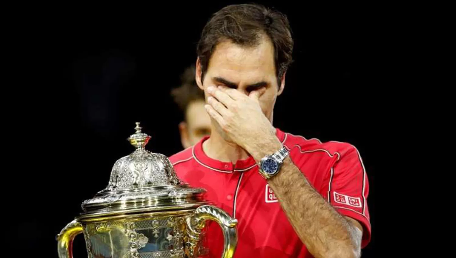 La emoción de Roger Federar tras ganar el año ñpasado su décimo título en Basilea. (ARCHIVO)