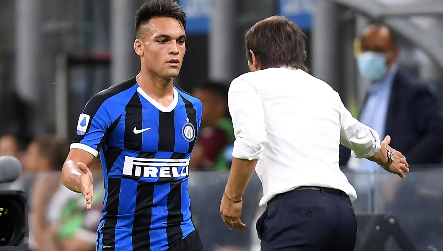 Lautaro Martínez se reecontró con el gol ante Torino y así se saludó con el técnico interista, Antonio Conte. (Reuters)