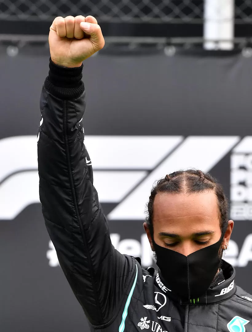 SÍMBOLO. Hamilton demostró que es un luchador en la pista y fuera de ella. reuters