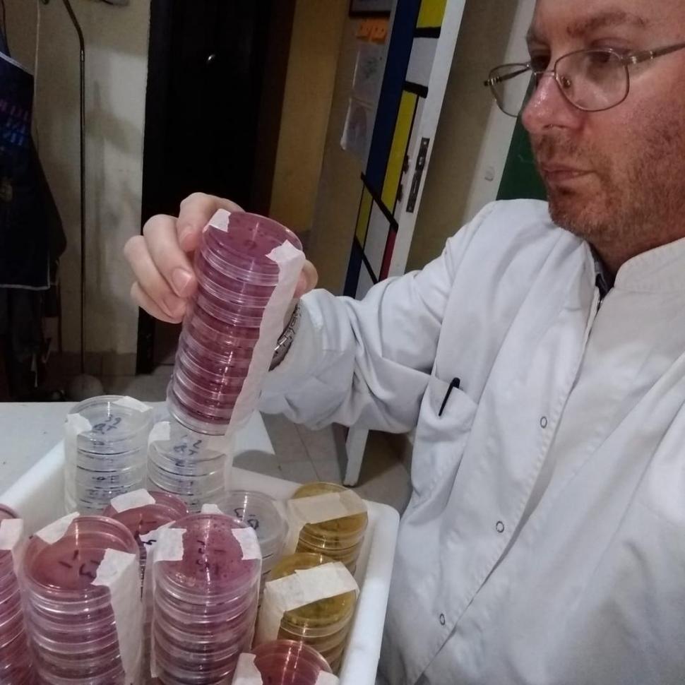 EN EL LABORATORIO. Rubén Oliszewski analiza muestras