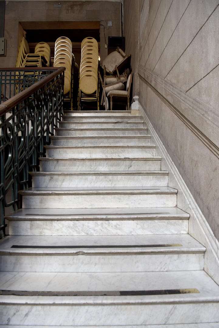 SILLAS. Los muebles apilados, “víctimas” de los actos oficiales virtuales.  