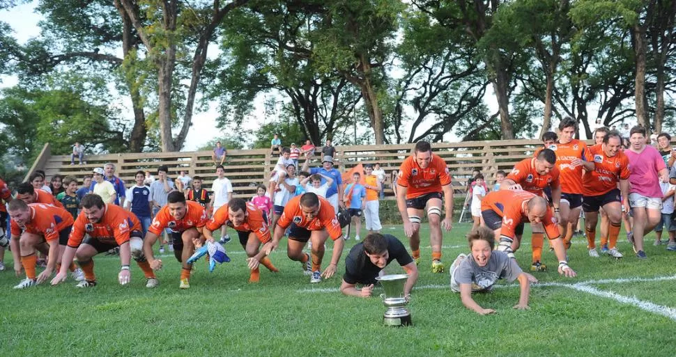 LA OLA “NARANJA”. Tucumán se quedó con la copa en un final de película. ¿Volverá algún día el Argentino mayor? la gaceta / foto de héctor peralta 