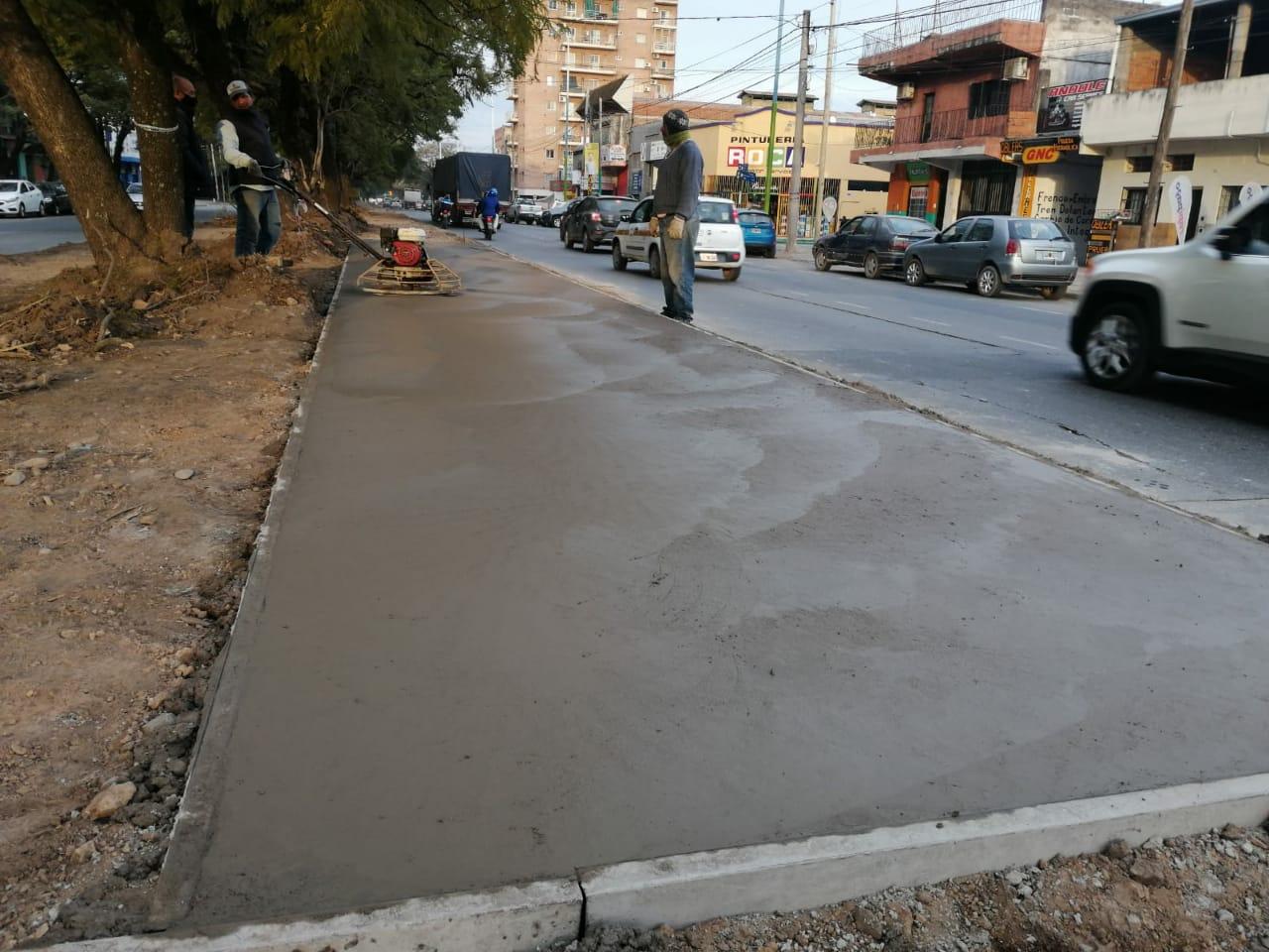 OBREROS TRABAJANDO. Edifican la ciclovía sobre avenida Néstor Kirchner. Foto: Prensa SMT