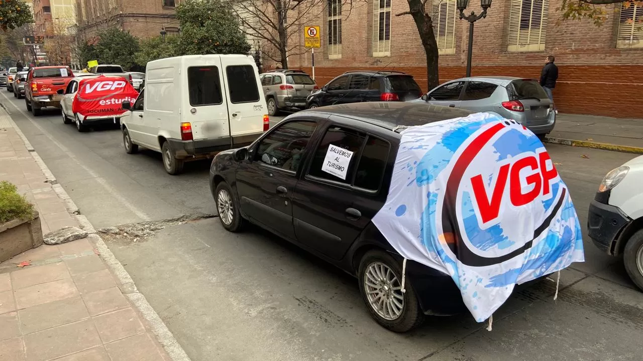 Caravana en el centro para pedir ayuda al sector del turismo.