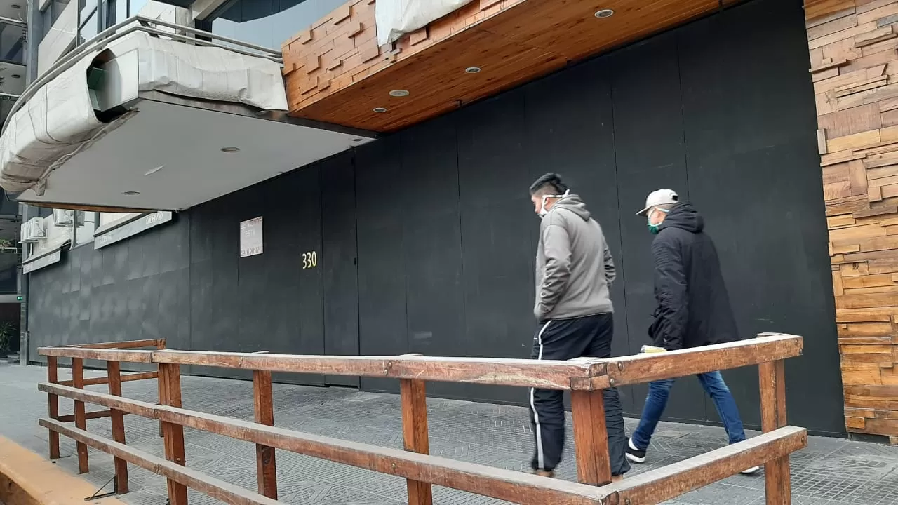 Hotel Garden Park cerrado y con cartel de venta