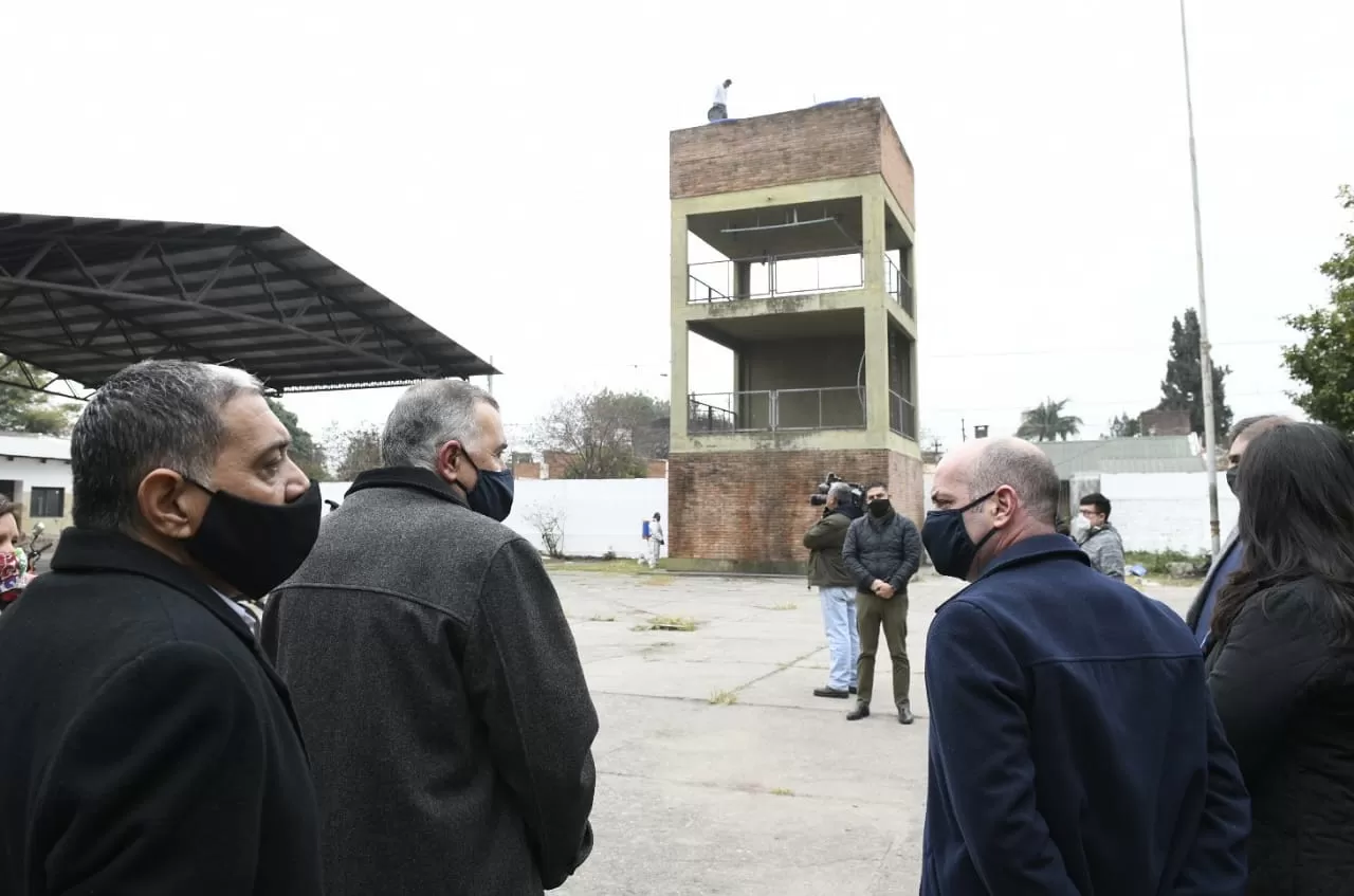 ESCUELA MIGUEL LILLO. Jaldo, junto a funcionarios y legisladores. Foto: Prensa HLT