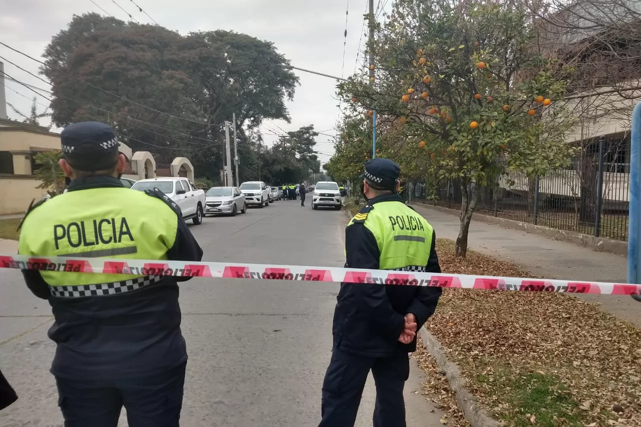 EL CRIMEN DEL CURA. La Policía estuvo varias horas en la parroquia.