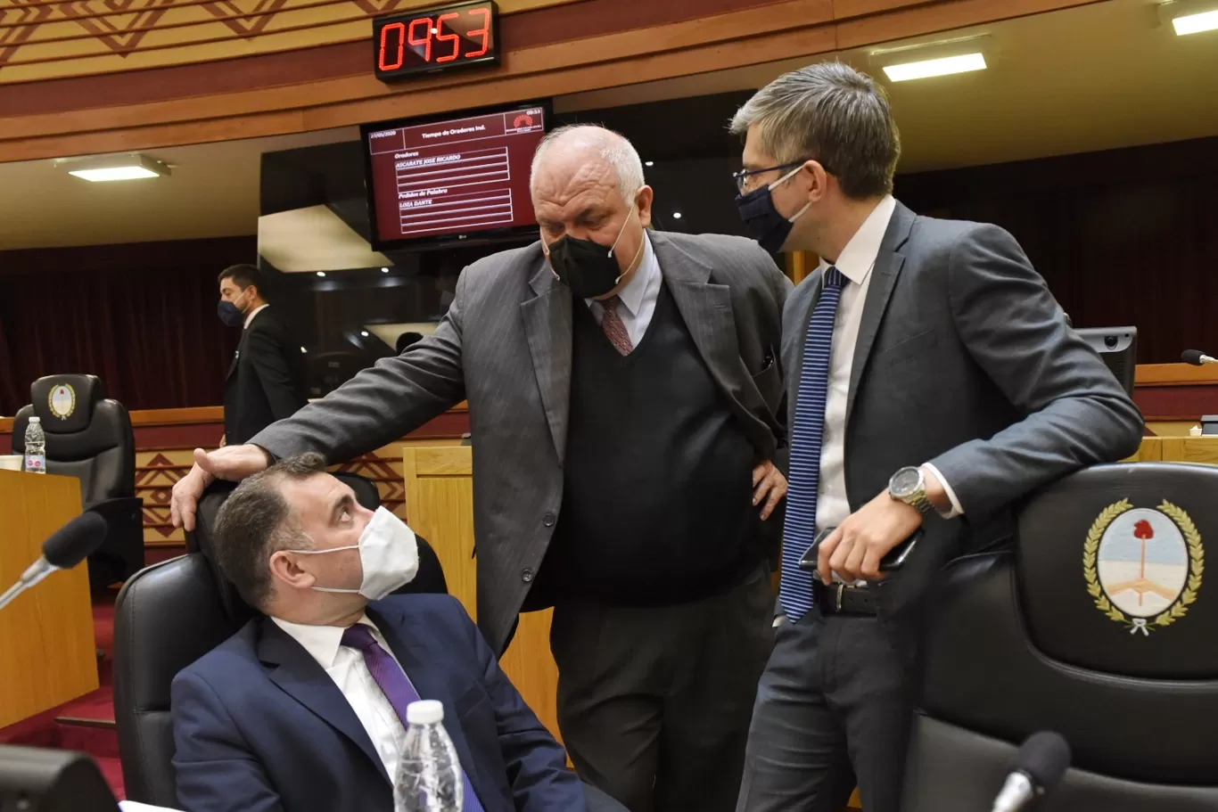 EN EL RECINTO. Masso y Canelada, ambos de pie, dialogan con Albarracín. Foto: Prensa Legislatura