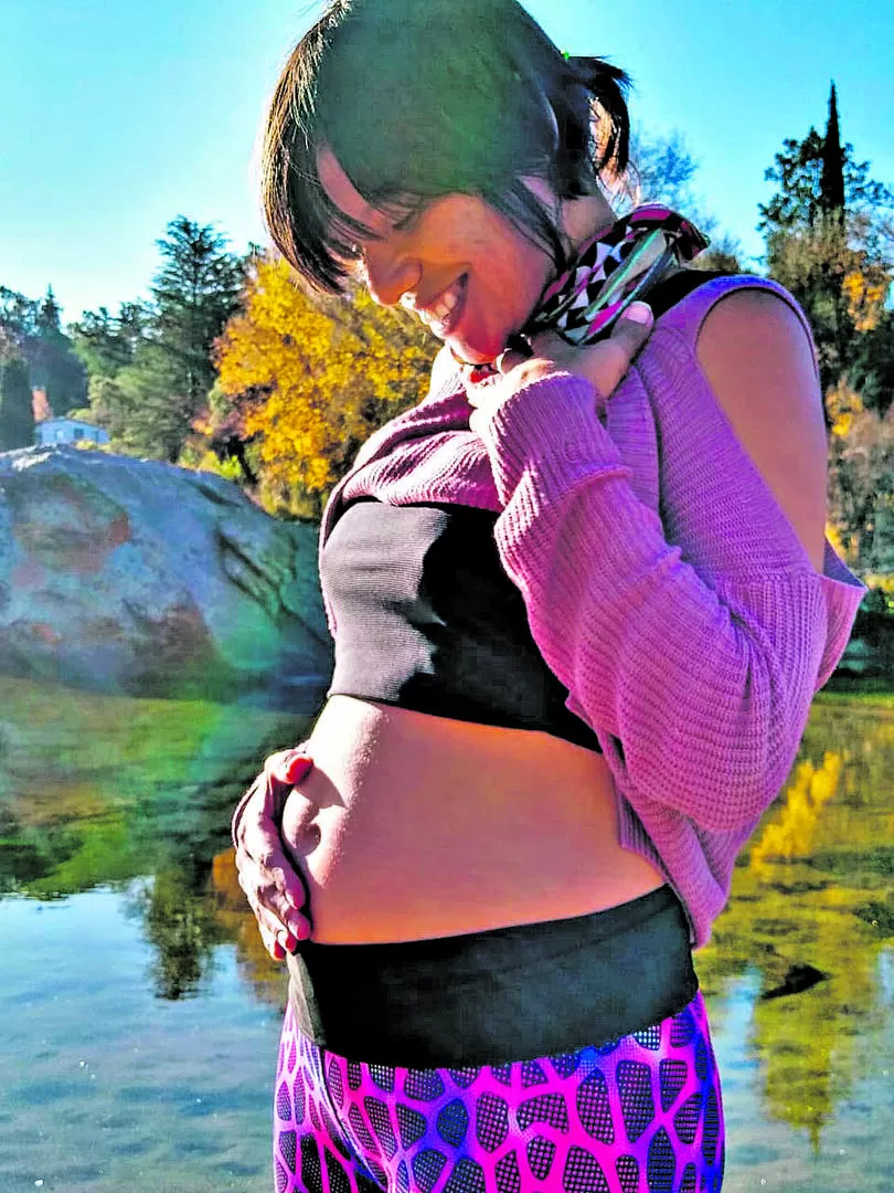 EN CARLOS PAZ. En esta imagen ya se le nota la pancita a Connie Sagripanti. Abajo, con su pareja, cuando estaban en el sur en verano, antes de que los sorprendiera la cuarentena lejos de su hogar. 