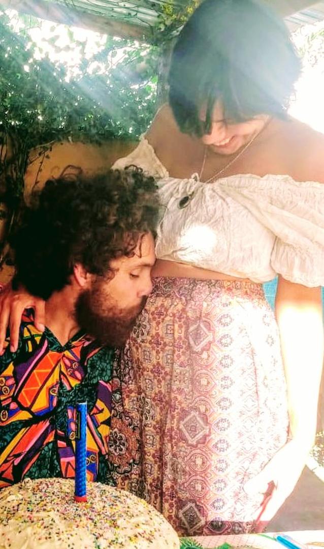 Connie Sagripanti, con su pareja, cuando estaban en el sur en verano, antes de que los sorprendiera la cuarentena lejos de su hogar. 