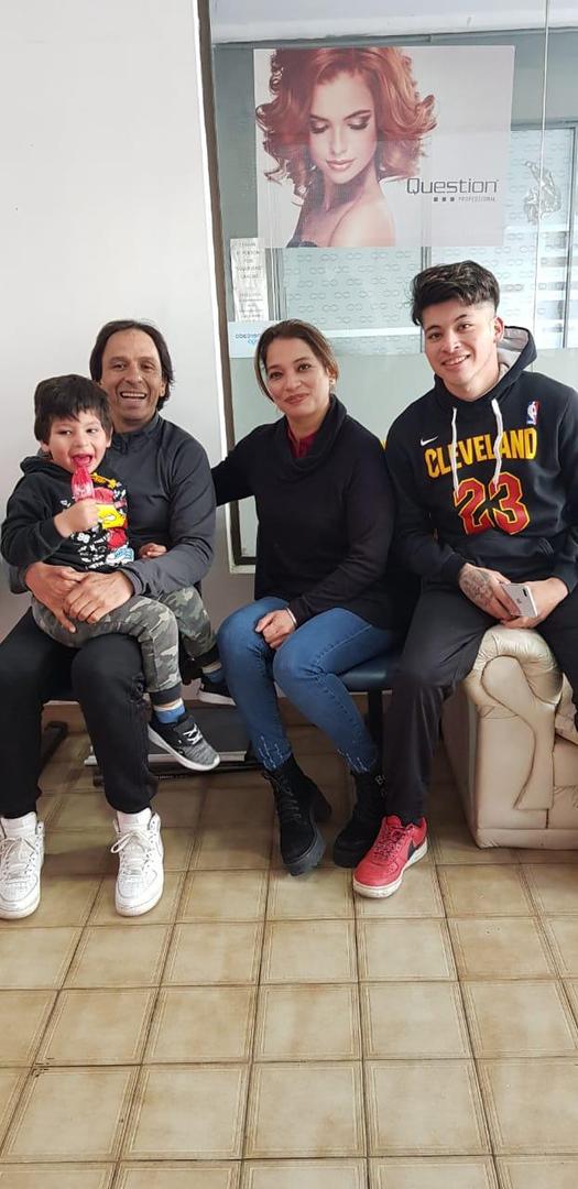 EN FAMILIA. Hugo aprovecha estos días para estar con Santino, Karina y Lucas.  