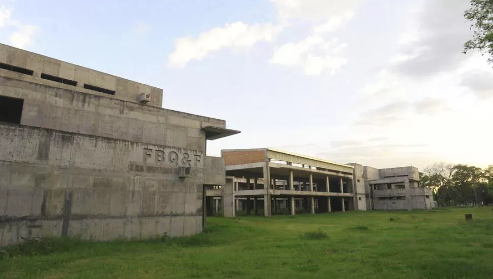 ELEFANTE BLANCO. Finalemente, tras casi una década de estar detenida, se continuará la obra de la Facultad de Bioquímica, Química y Farmacia en la ex Quinta Agronómica de la UNT.