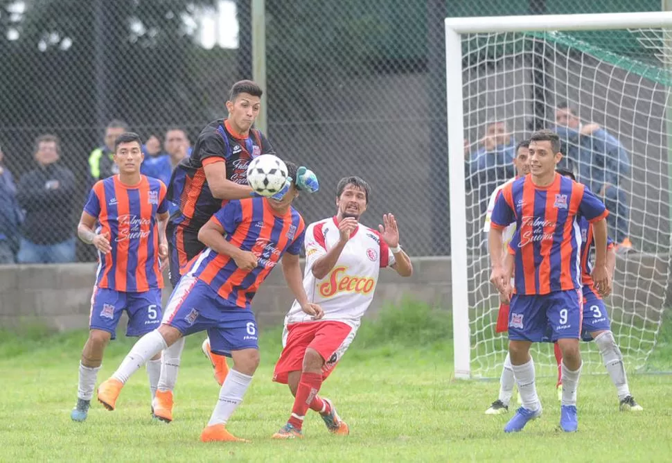 ¿VUELVE LA ACCIÓN? La Liga depende de lo que resuelva la AFA, pero sus dirigentes pretender ver rodar la pelota como sucedió en el duelo Llorens-Sportivo. la gaceta / foto de héctor peralta 