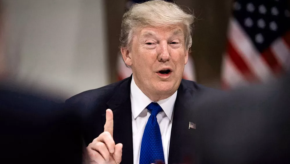 POLÉMICA MEDIDA. En un año electoral, el Gobierno de Donald Trump modificó la forma de comunicar sobre contagios y decesos por covid-19.