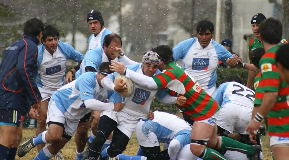 CONGELADOS. Gimnasia y Tiro y Huirapuca, en un encuentro bajo cero.