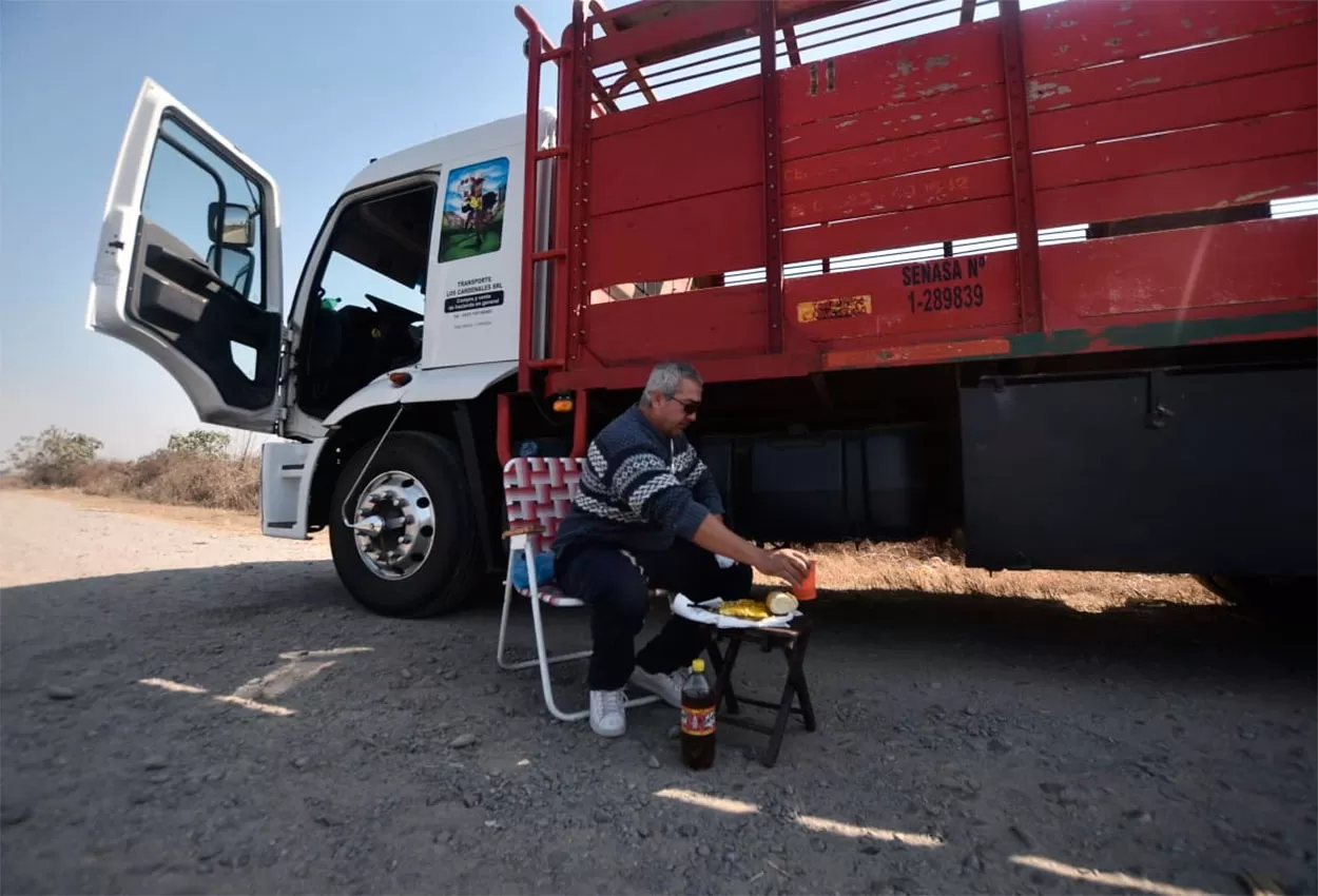 Es camionero y desde hace un mes no lo dejan ingresar a su pueblo por miedo al coronavirus