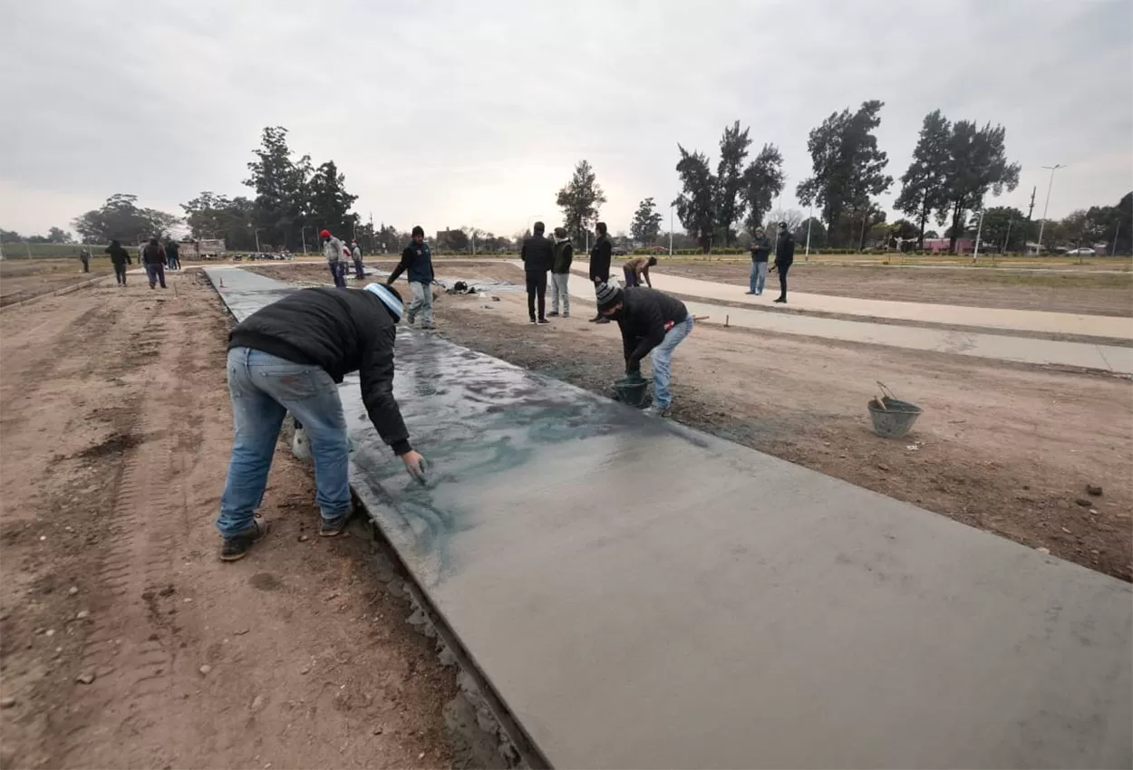 EN MARCHA. La nueva pista de atletismo de Concepción estará lista en un par de meses.