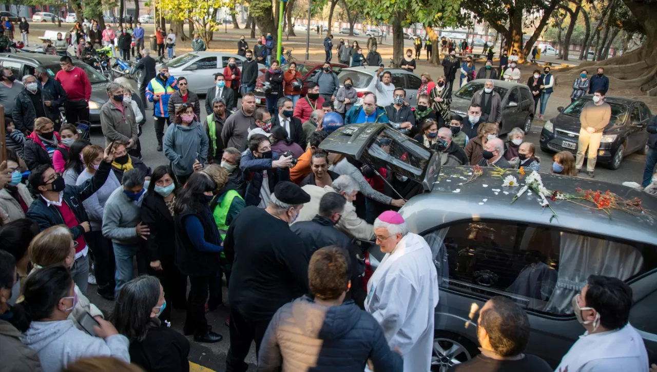 ÚLTIMO ADIÓS. El arzobispo de Tucumán, monseñor Carlos Sánchez, y una multitud de feligreses se hicieron presentes en el cementerio del Oeste para despedir los restos mortales del padre Oscar Juárez.