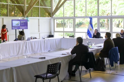 El presidente analiza la situación sanitaria en Olivos, juntos al comité de expertos