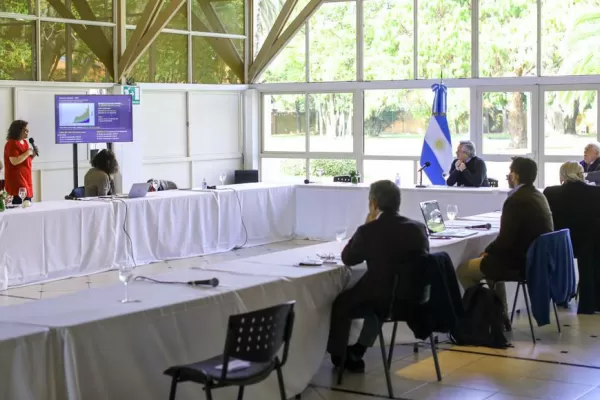 El presidente analiza la situación sanitaria en Olivos, juntos al comité de expertos