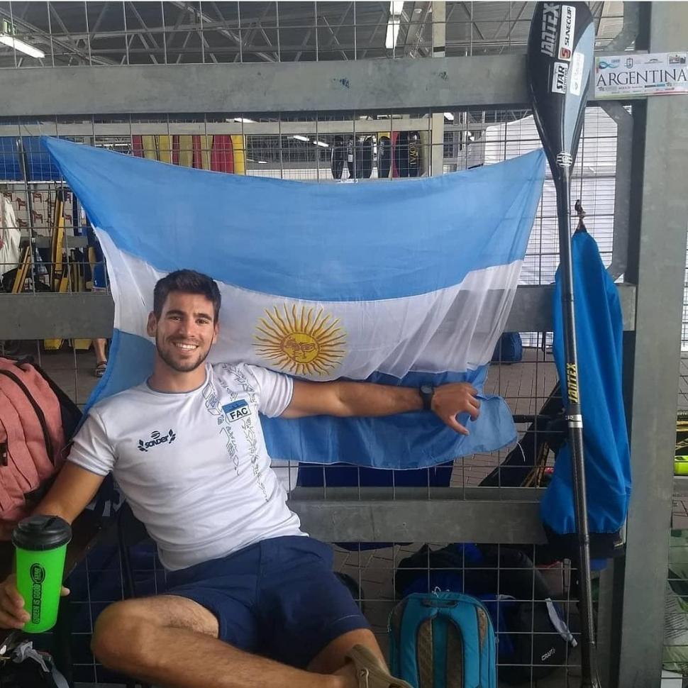 ORGULLO NACIONAL. En el Día de la Bandera, el olavarriense compartió en su cuenta de Twitter esta foto con un mensaje hablando de su orgullo por representar al país en competencias internacionales.