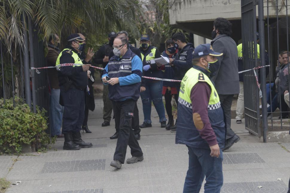 INVESTIGACIÓN. Personal de la fiscalía de Homicidios y de la Policía trabajando en la escena. 