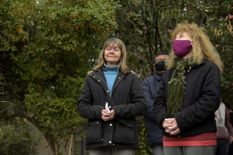 FIELES. Los feligreses acompañaron con oraciones y lloraron por la perdida del párroco.