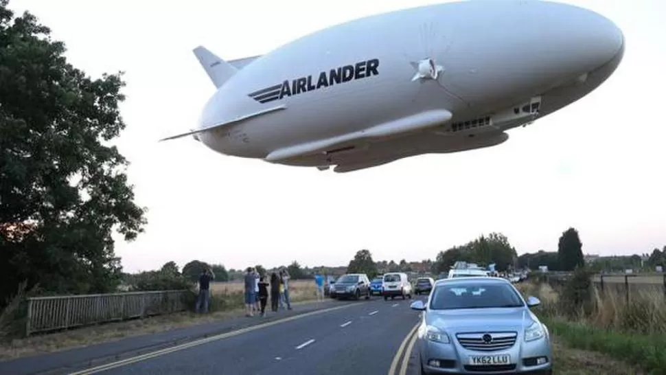 EL PASADO QUE VUELVE. El Airlander 10 durante un vuelo de prueba. 