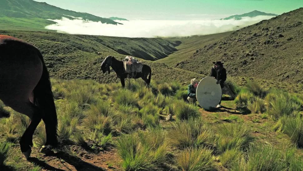 EN LA ALTURA. El baqueano Mario Reyes guía a un ingeniero durante su periplo. 