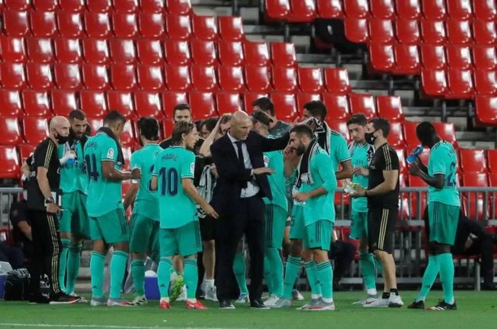 CONFIANZA. Zidane arenga a sus dirigidos. Hoy deberá hacer su mejor esfuerzo desde el borde de la cancha. reuters