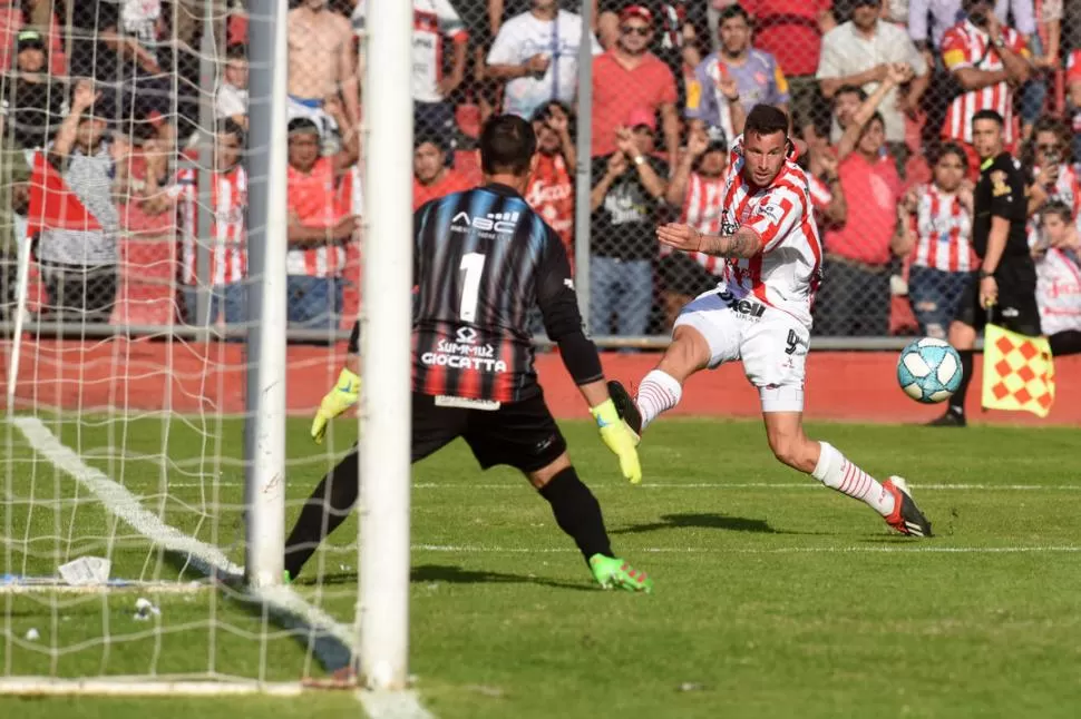 ¿DESEMBARCA EN VICTORIA? Tigre ya no oculta su interés por el goleador Luciano Pons, uno de los que no renovó contrato. la gaceta / foto de DIEGO ARAOZ