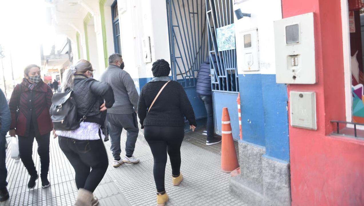 RECLAMO. Familiares y amigos de los policías imputados por haber agredido a un abogado en Concepción protestaron frente a los tribunales de 