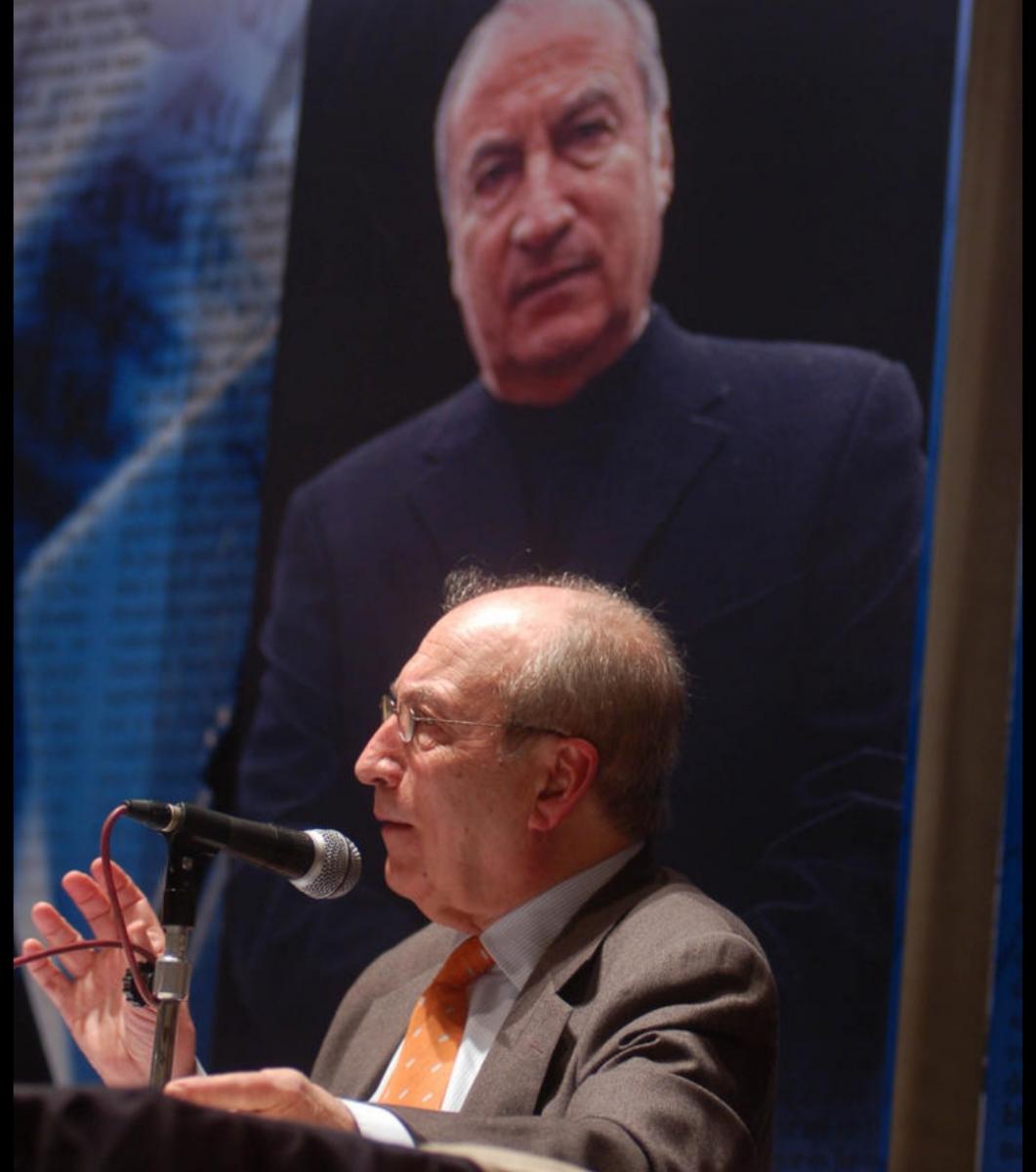 Tomás Eloy Martínez, en una disertación en Tucumán.